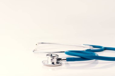 Doktor ve tıbbi hemşirelik insanlar için stetoskop heali kontrol