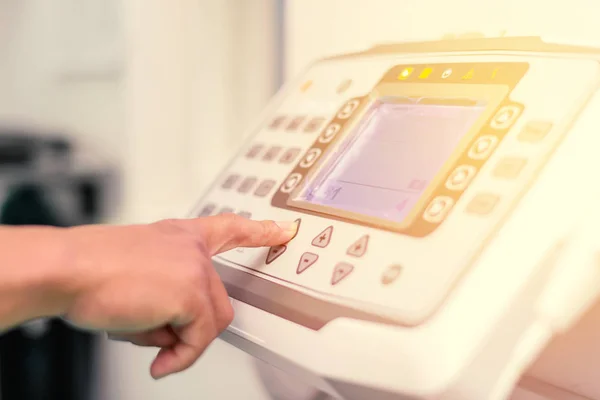 Handdrücken des Auslöser-Schalters für Röntgen im Krankenhaus — Stockfoto