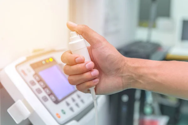 Handdrücken des Auslöser-Schalters für Röntgen im Krankenhaus — Stockfoto