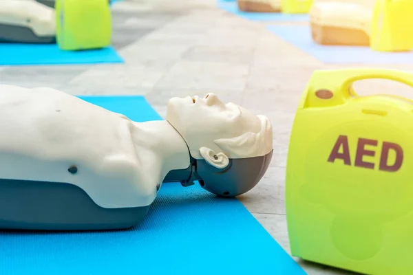 Модель для обучения CPR и AED (автоматизированный внешний дефибриллятор — стоковое фото