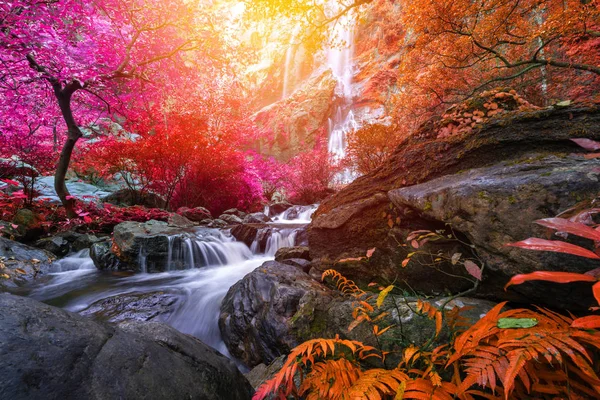 Khlong Lan cascata è una bella cascate sotto la pioggia fores — Foto Stock