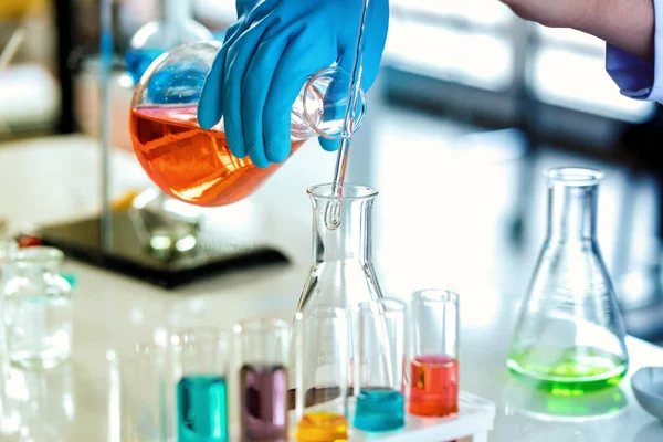 Científico con equipos y experimentos científicos, laboratorio gla — Foto de Stock