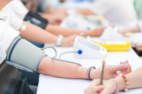 Dottore che controlla la pressione arteriosa del paziente in ospedale. Hea. — Foto Stock