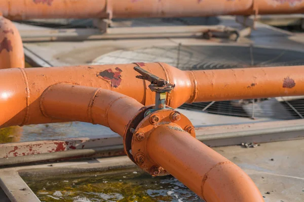 Tubos y válvulas de grifo del sistema de calefacción de gas — Foto de Stock