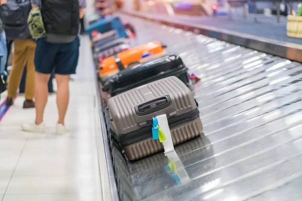 机场内装有传送带的手提箱或行李 — 图库照片