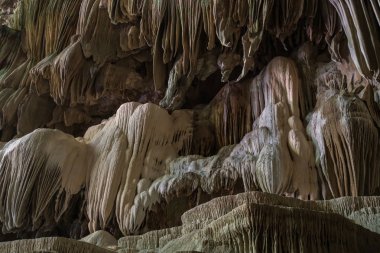 Lam Khlong Ngu Milli Parkı 'nda NOK Nang AEN Mağarası 'nın manzarası, 