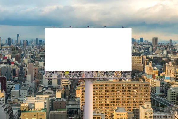 Grande cartellone bianco pronto per la nuova pubblicità con tramonto — Foto Stock
