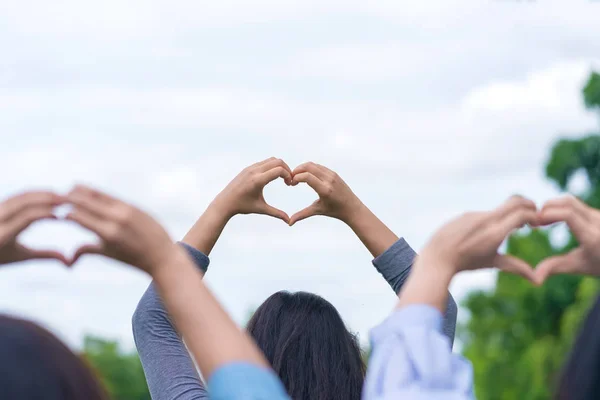 Mujeres manos en forma de amor en forma de corazón gesto de la mano, el amor —  Fotos de Stock