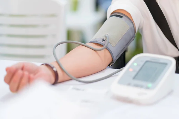 Doctor checking patient arterial blood pressure in hospital. Hea — Stock Photo, Image