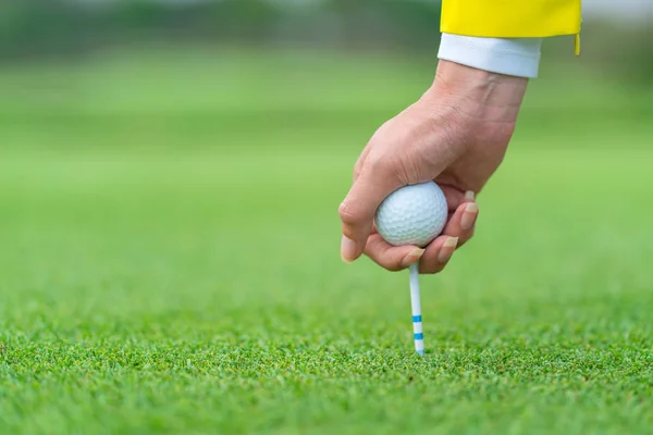 Ruka má golfový míč, připravený na zásah do golfového kupé — Stock fotografie