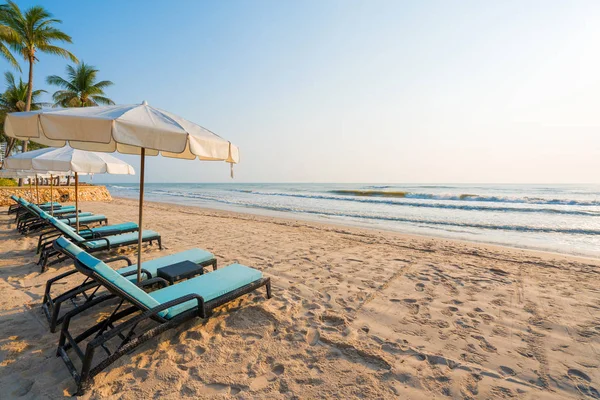 Slunečníky a lehátka na tropické pláži — Stock fotografie