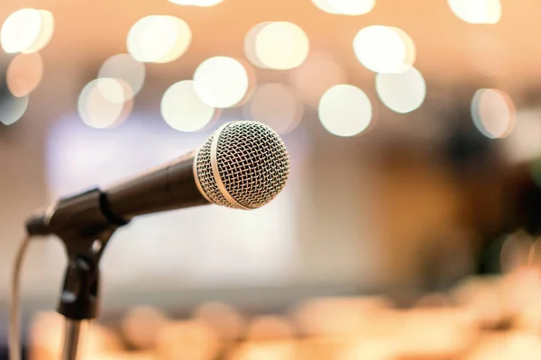 Microphone dans la salle de réunion pour une conférence — Photo