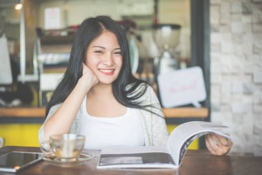 Kahve kafede güzel kadın rahatlatıcı bir kitap okuma