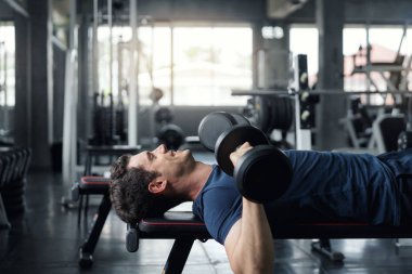 Yakışıklı halterci kaldırma tezgah basın dumbb ile çalışma