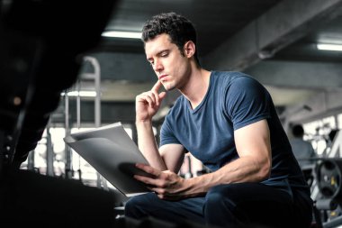 Kas yakışıklı eğitmen pano f fitness planı bakıyor