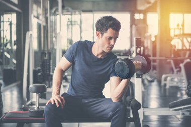 Yakışıklı halterci kaldırma tezgah basın dumbb ile çalışma