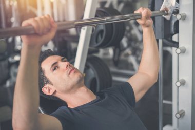 Squats smith makine ile Yakışıklı halterci halterci halter