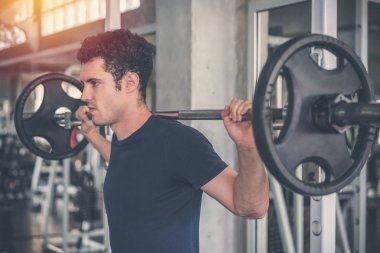 Squats smith makine ile Yakışıklı halterci halterci halter