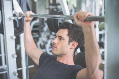 Yakışıklı halterci spor salonunda çalışan halterci kaldırma halter