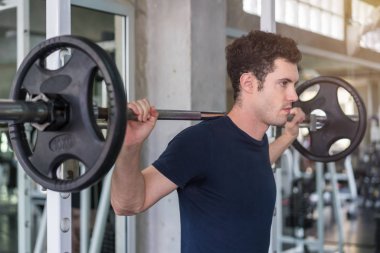 Squats smith makine ile Yakışıklı halterci halterci halter