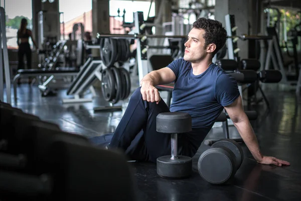 Handsome man Motion träningspass i gymmet Fitness bryta slappna av och — Stockfoto
