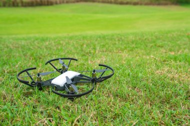 Yeşil çim golf sahası üzerinde Uçan drone
