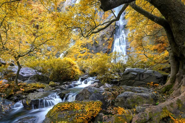 Khlong Lan cascata è una bella cascate sotto la pioggia fores — Foto Stock