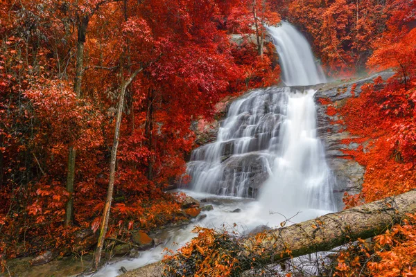 Huay Saai Leung Waterfall is a beautiful Waterfalls in the rain — Stock Photo, Image