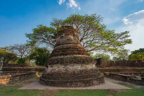 Ancient temple in Ayutthaya, Thailand. The temple is on the site — Stock Photo, Image