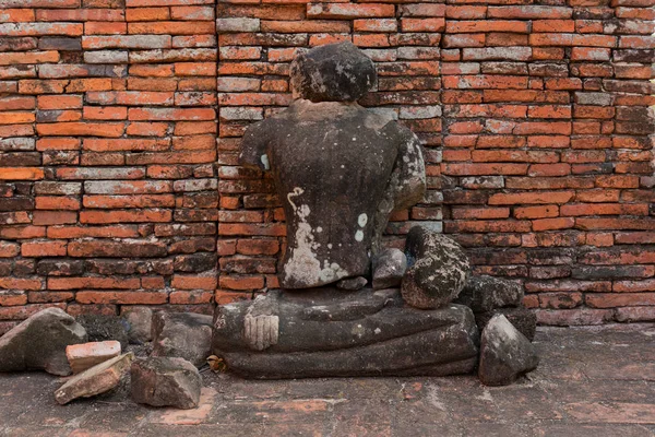 Buddha rotto Antico tempio di Ayutthaya, Thailandia. Il tempio — Foto Stock