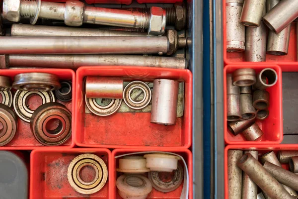 Verschiedene Muttern Schrauben und andere Teile sortiert in Box — Stockfoto