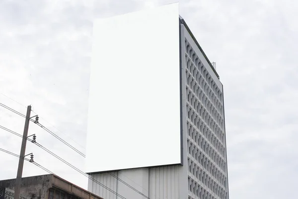 Cartaz em branco ou cartaz de publicidade na parede do edifício zombaria — Fotografia de Stock
