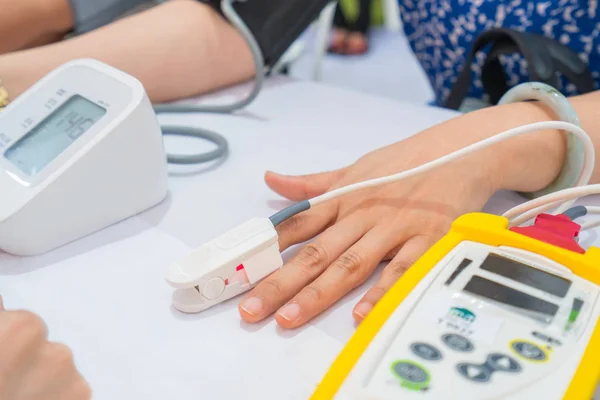 Il paziente di controllo medico sta misurando ossigeno e frequenza cardiaca in h — Foto Stock