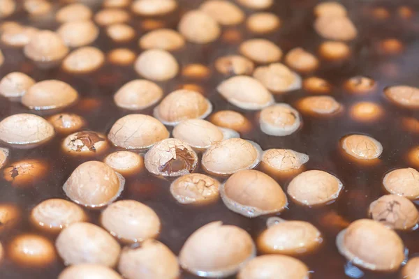 Comida tradicional china huevos hervidos en hojas de té . —  Fotos de Stock