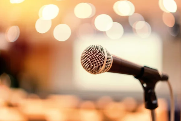 Mikrofon i mötesrum för konferens — Stockfoto