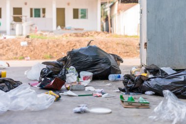 Çöp üzerinde oturan büyük şehrin sokaklarında çöp dökülen
