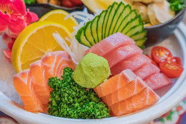 Somon çiğ sashimi suşi karides plaka, Japon yemekleri ile