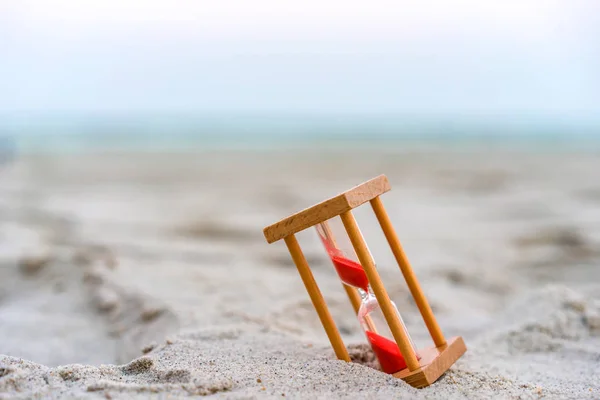 Idő koncepció homokóra a trópusi strandon — Stock Fotó