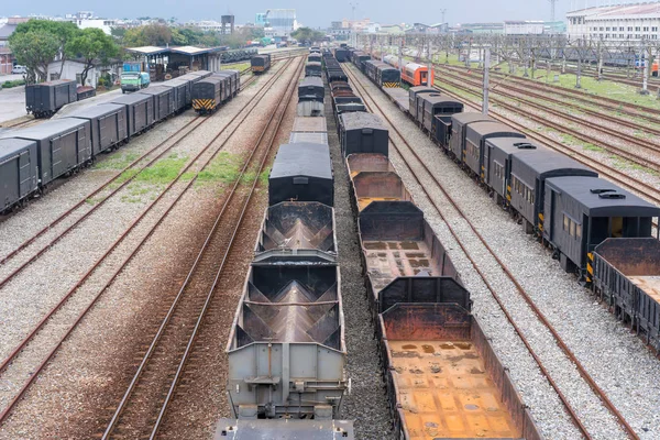 Goederentreinen vrachtvervoer over de spoorwegen in de trein parkeren — Stockfoto