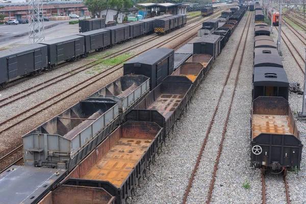 Trens de carga Transporte de carga em ferrovias no estacionamento de trens — Fotografia de Stock