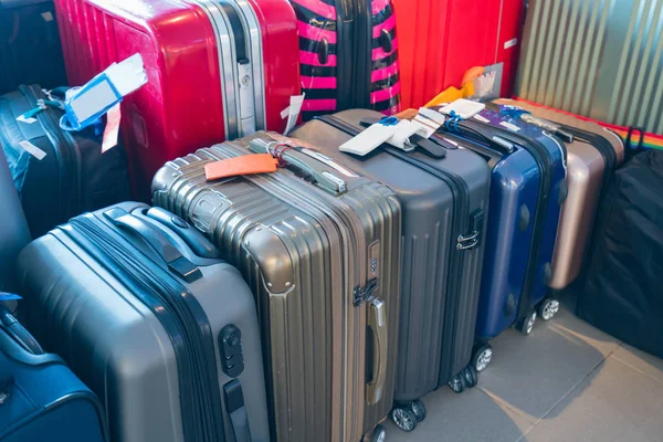 Suitcase or luggage with conveyor belt in the airport — Stock Photo, Image