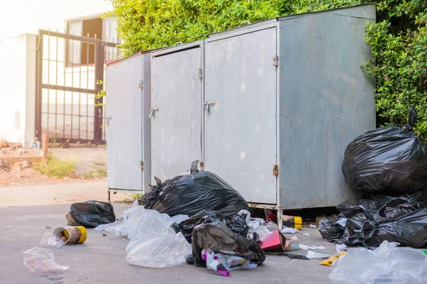 Gemorst afval op straten van de grote stad met vuilnis zittend op t — Stockfoto