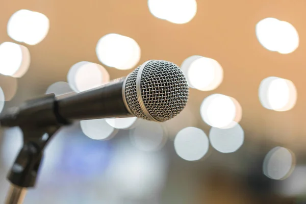 Micrófono en la sala de reuniones para una conferencia — Foto de Stock