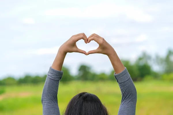 Mujeres manos en forma de amor en forma de corazón gesto de la mano, el amor —  Fotos de Stock