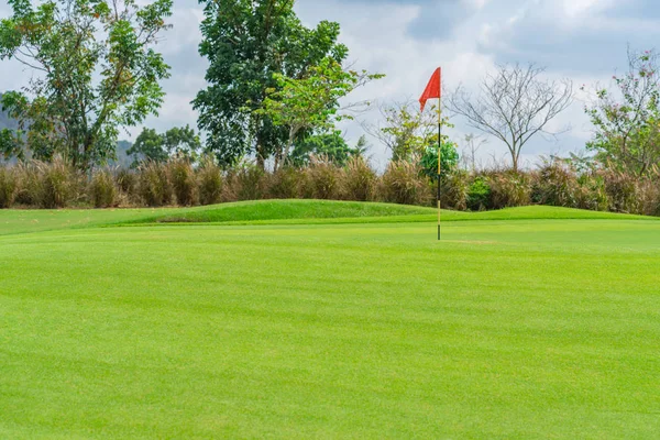 Campo de Golfe, bela paisagem de um campo de golfe com árvores e g — Fotografia de Stock