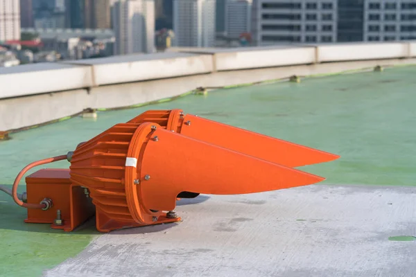 Uyarı hava uçağı için kule binanın üstünde kırmızı ışıklar