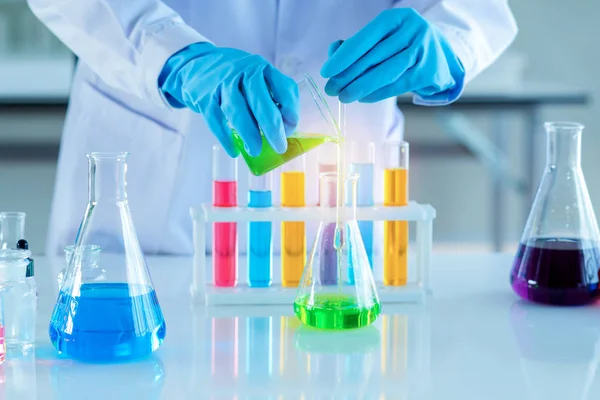 Científico con equipos y experimentos científicos, laboratorio gla — Foto de Stock