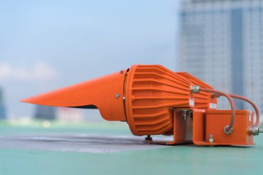 Uyarı hava uçağı için kule binanın üstünde kırmızı ışıklar