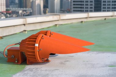 Uyarı hava uçağı için kule binanın üstünde kırmızı ışıklar