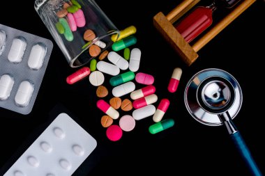 Doktor ve kum saati konsepti ile stetoskop ve ilaç hapı 